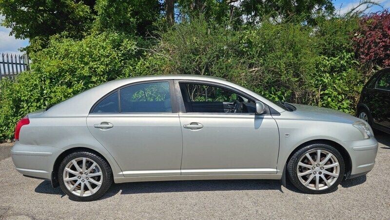 Silver Used 2005 Toyota Avensis Hatchback | £2,695 (Fair price) - Image 1/4