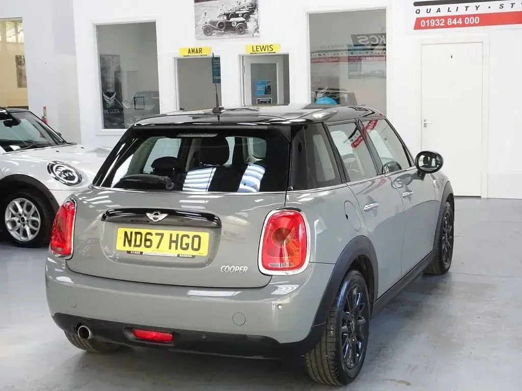 Usado Mini Cooper Hatch 136 CV (100 kW) 2017 Gris Utilitario