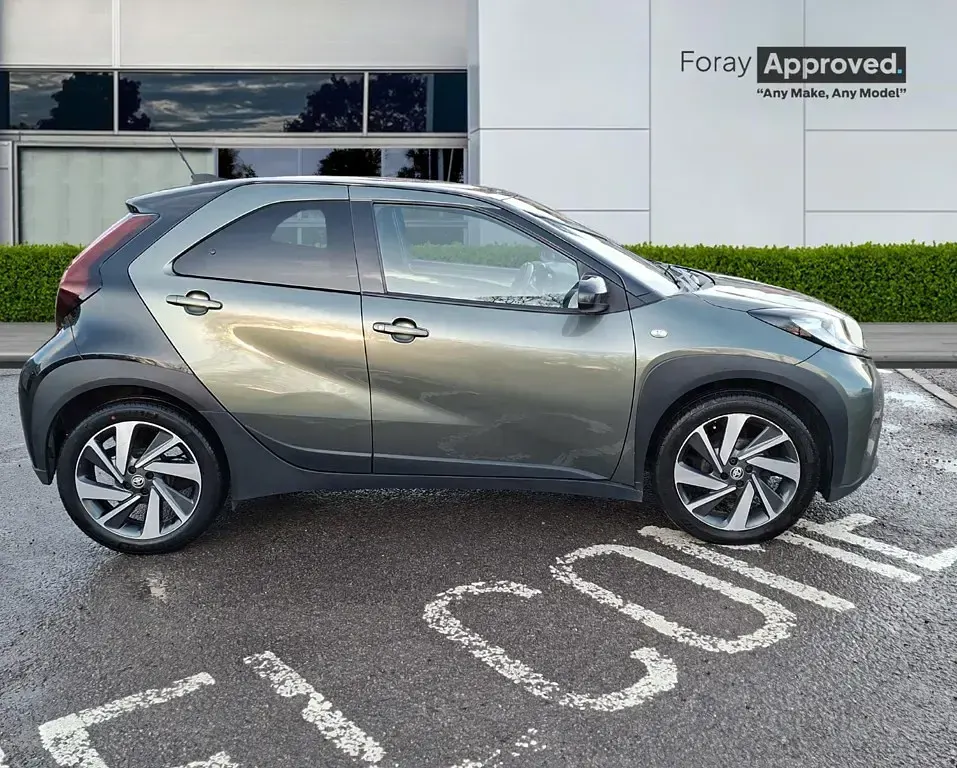 Used Toyota Aygo X 72 HP (52 kW) 2022 Khaki green SUV