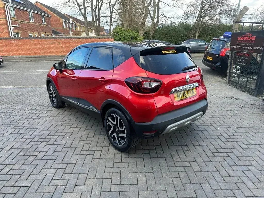 Used Renault Captur Dynamique 90 HP (66 kW) 2018 Red/black SUV