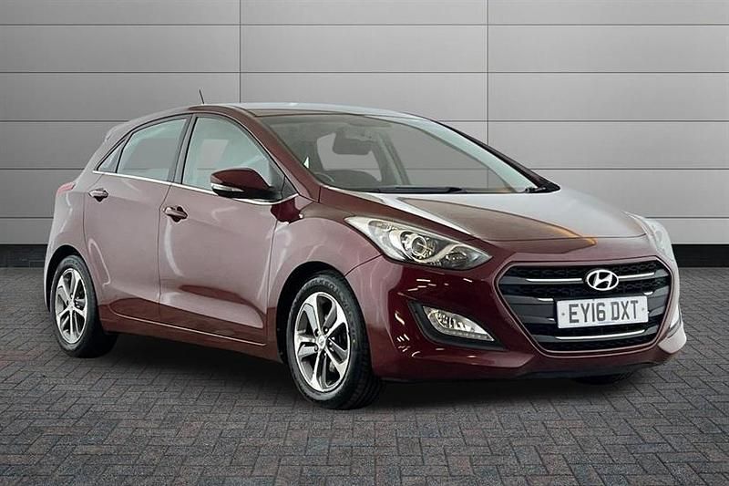 Used Hyundai i30 SE 100 HP (73 kW) 2016 Red Hatchback