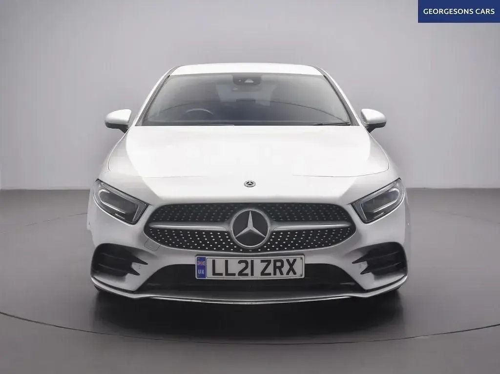 Begagnad Mercedes A180 Executive 136 HK (100 kW) 2021 Silver Halvkombi