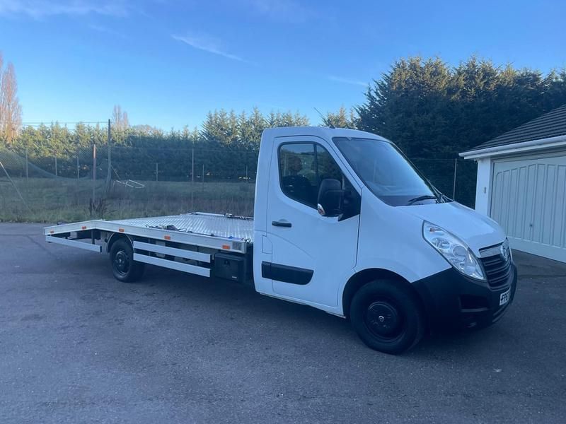 Used Vauxhall Movano 145 HP (106 kW) 2017 White MPV