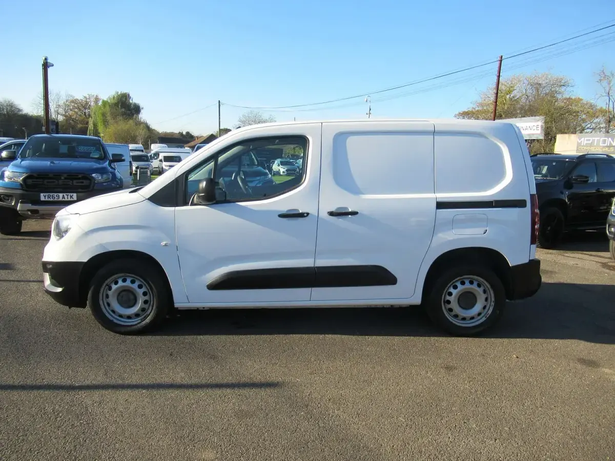 Used Vauxhall Combo 100 HP (73 kW) 2021 White Van