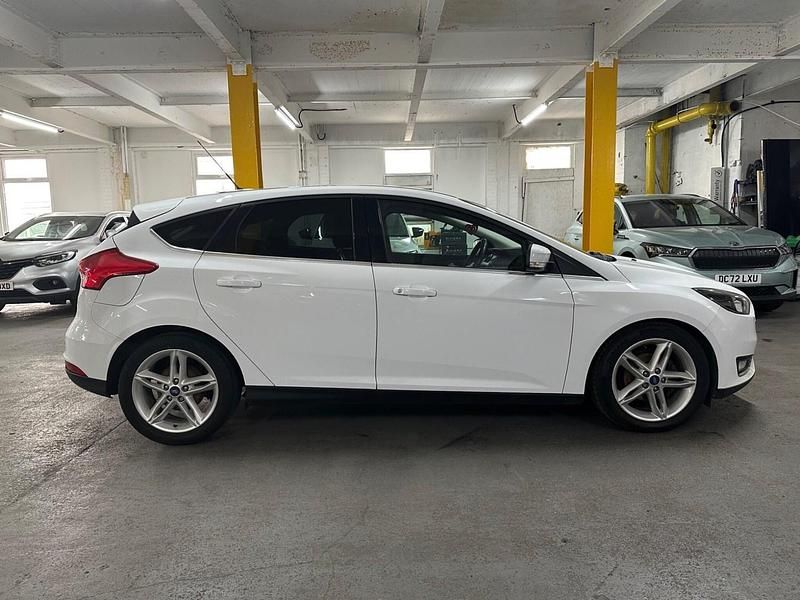 Used Ford Focus Titanium 120 HP (88 kW) 2015 White Hatchback