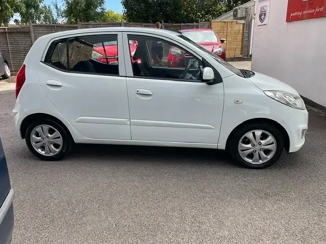 Used Hyundai i10 Active 86 HP (63 kW) 2012 White Hatchback