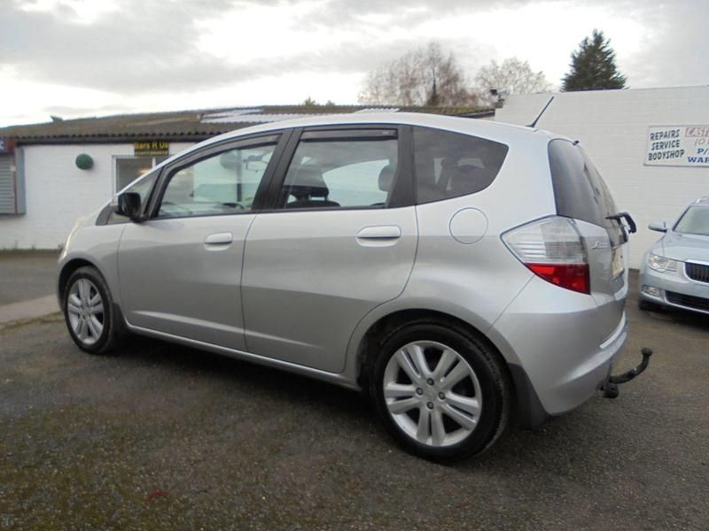 Begagnad Honda Jazz EX 100 HK (73 kW) 2009 Silver Halvkombi