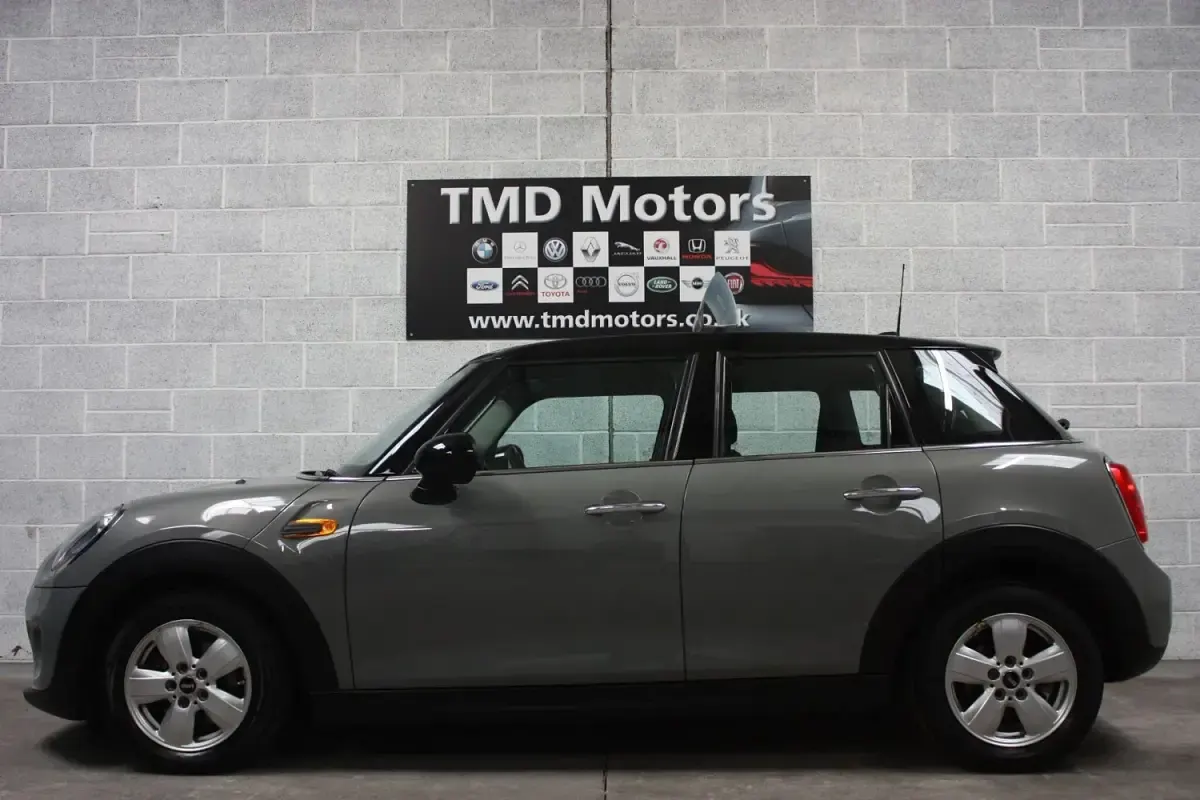 Usado Mini Cooper D Hatch 2018 Gris Utilitario