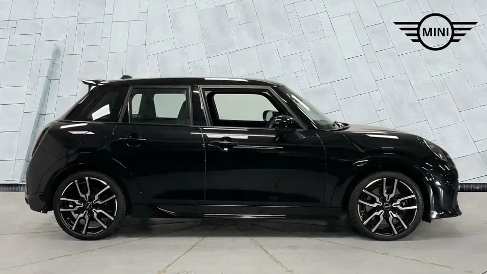 Used Mini Cooper Hatch 113 kW (154 HP) 2025 Black Hatchback