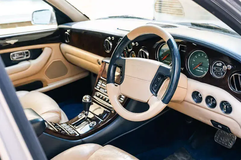 Used Bentley Arnage 406 HP (298 kW) 2001 Silver Sedan