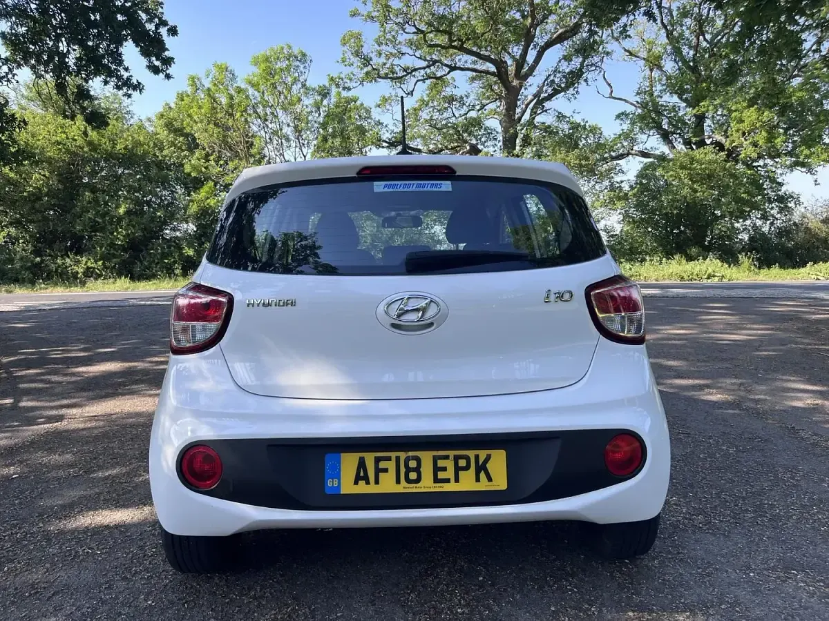 Used Hyundai i10 SE 66 HP (48 kW) 2018 White Hatchback