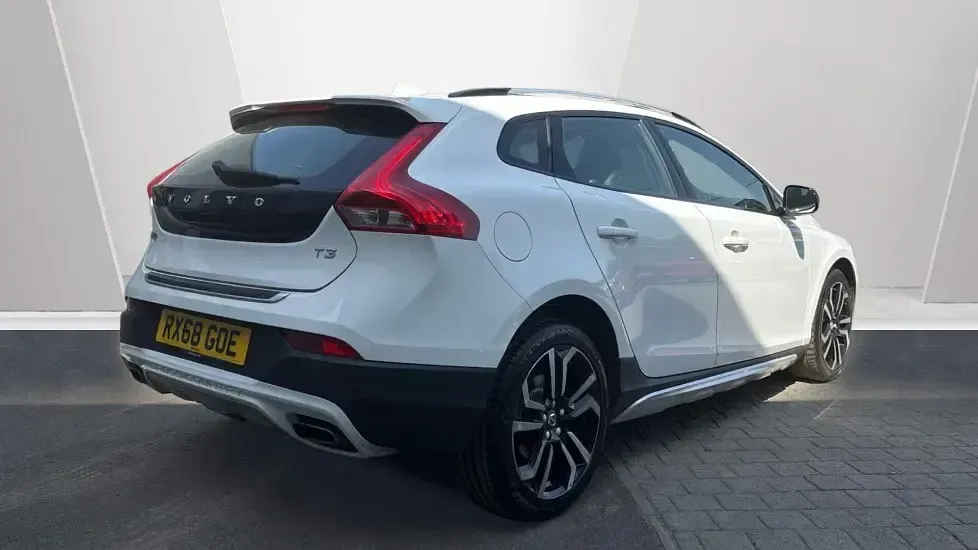 Used Volvo V40 CC Pro 152 HP (111 kW) 2018 614 ice white Estate