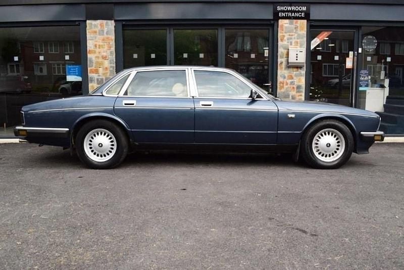 Used Daimler Sovereign 235 HP (172 kW) 1989 Blue Sedan