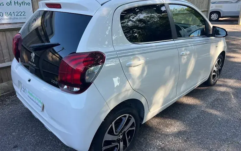 Used Peugeot 108 Collection 72 HP (52 kW) 2019 White Hatchback