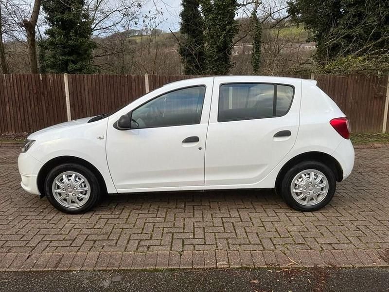 Used Dacia Sandero Acces 75 HP (55 kW) 2014 White Hatchback