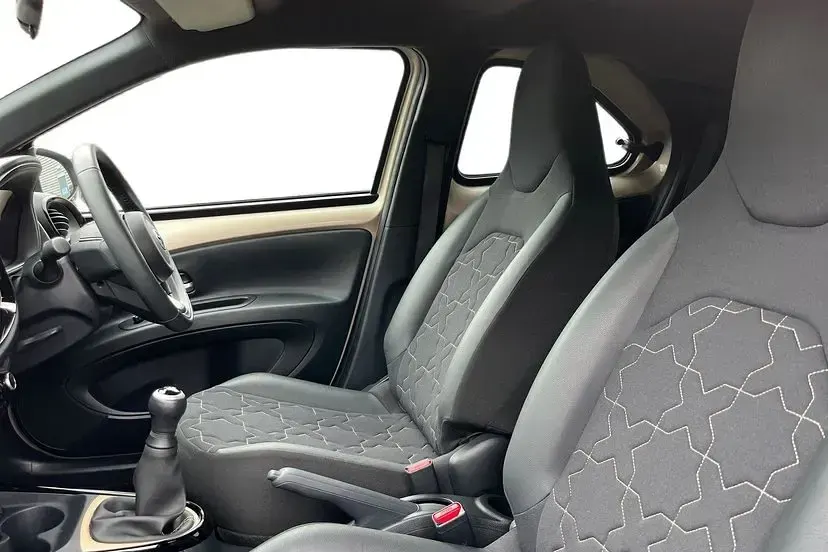 Used Toyota Aygo X 72 HP (52 kW) 2023 Ginger beige with black SUV