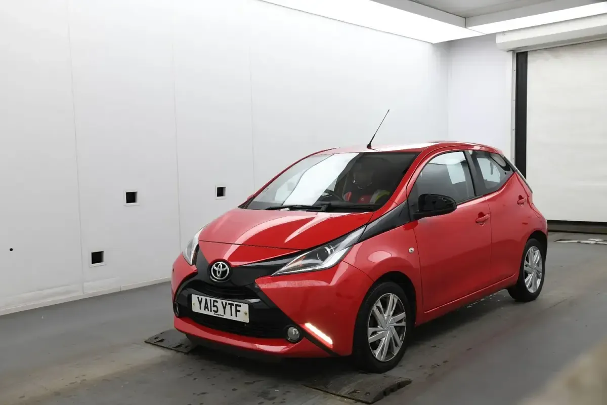 Używany Toyota Aygo x-press 69 KM (50 kW) 2015 Czerwony Hatchback