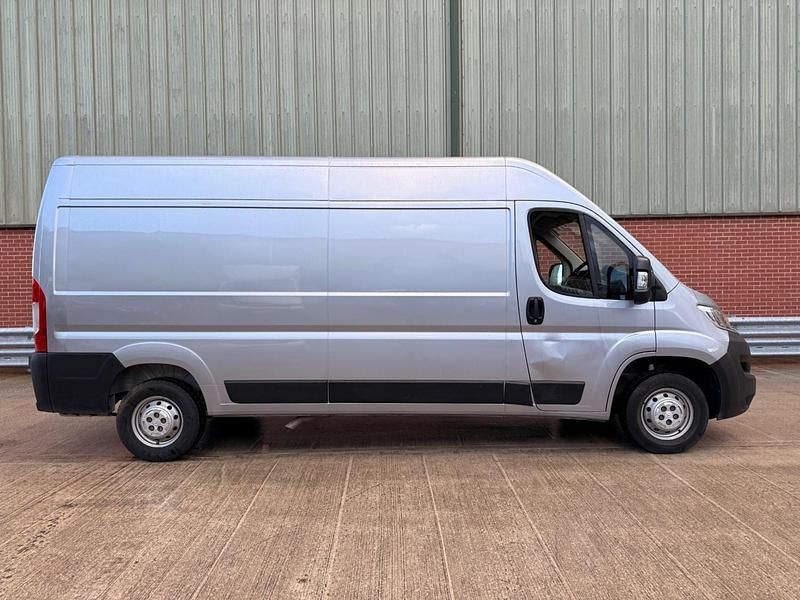 Usado Citroën Relay 140 HP (102 kW) 2023 Cinzento Van