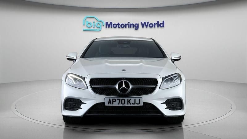 Begagnad Mercedes E220 AMG line 194 HK (142 kW) 2020 Vit Sportkupé