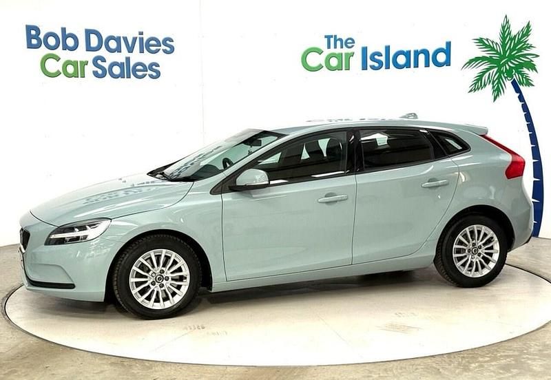 Used Volvo V40 Momentum 120 HP (88 kW) 2019 Blue Hatchback