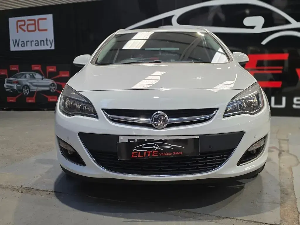 Used Vauxhall Astra S 165 HP (121 kW) 2013 White Estate