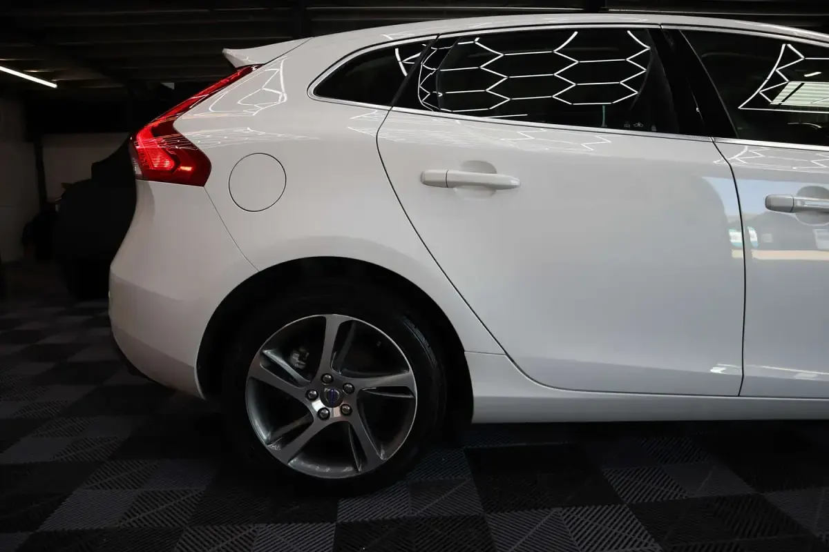 Used Volvo V40 SE 190 HP (139 kW) 2015 White Hatchback