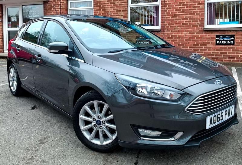Used Ford Focus Titanium 125 HP (91 kW) 2015 Grey Hatchback