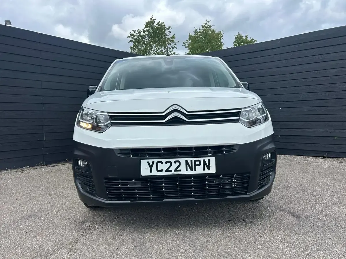 Second-hand Citroën Berlingo 100 CP (73 kW) 2022 Alb Monovolum