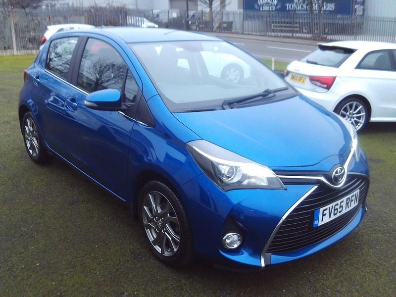 Used Toyota Yaris 99 HP (72 kW) 2015 Blue Hatchback