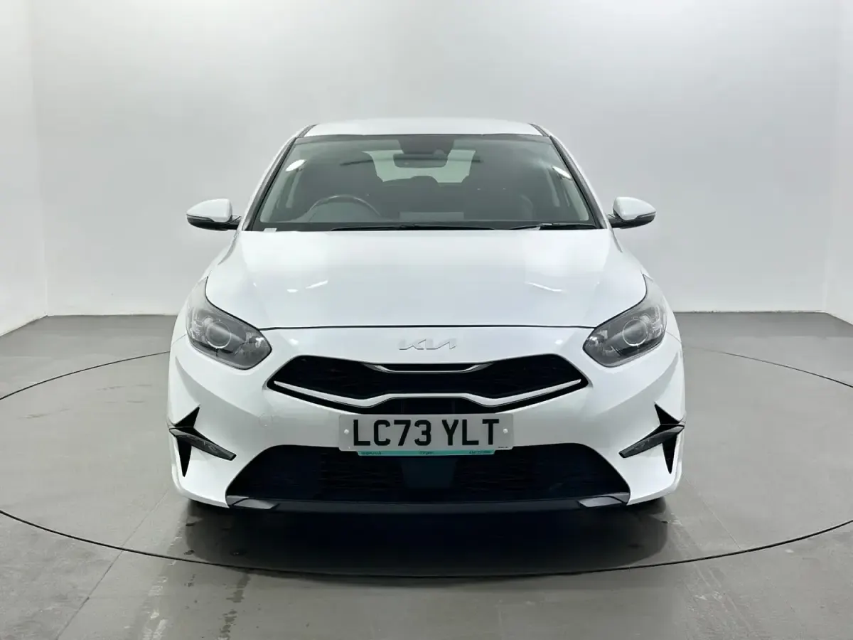 Second-hand Kia Ceed 158 CP (116 kW) 2023 Alb Hatchback