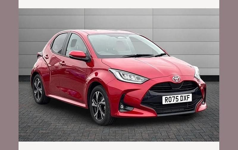 Used Toyota Yaris Hybrid Design 116 HP (85 kW) 2025 Red Hatchback