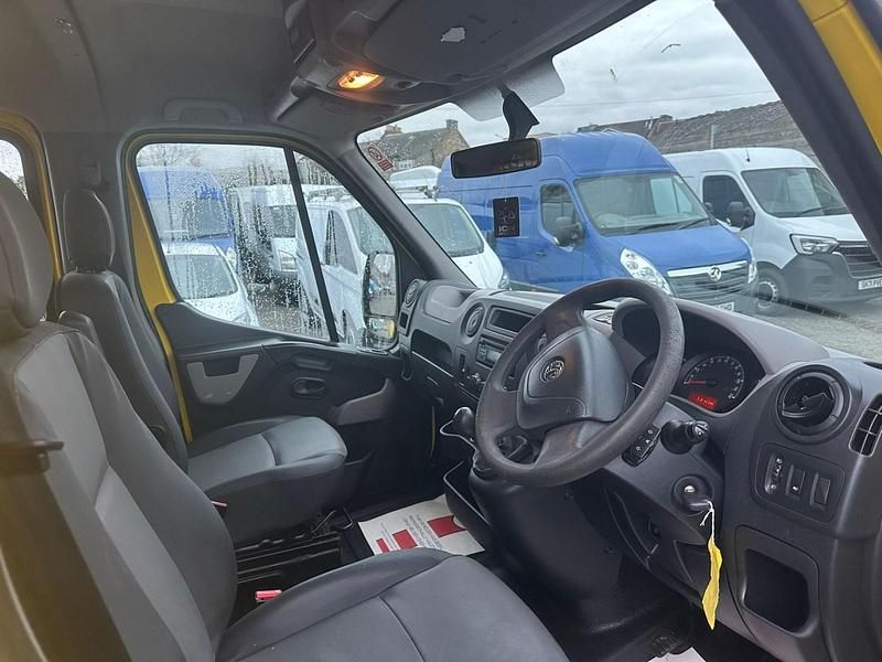 Used Vauxhall Movano 136 HP (100 kW) 2016 Yellow MPV