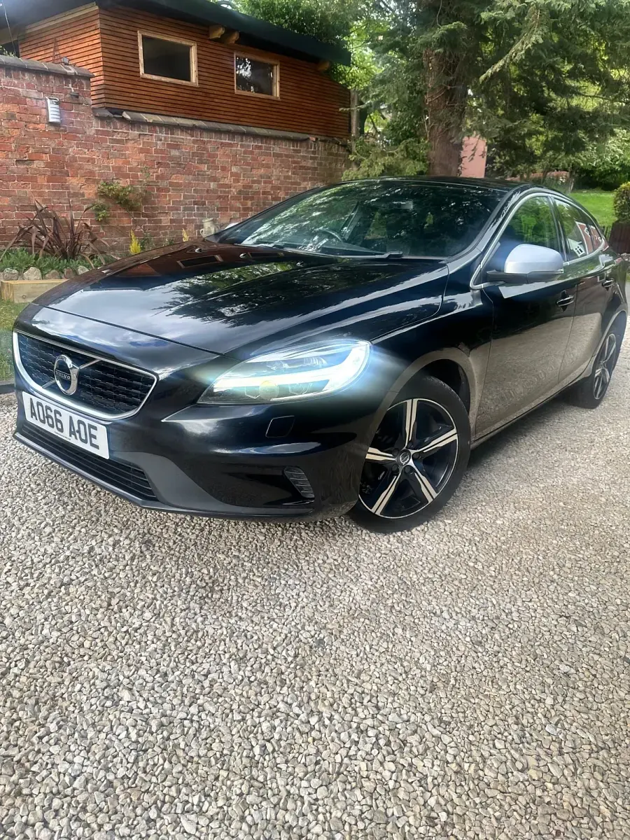 Gebraucht Volvo V40 R-Design 120 PS (88 kW) 2016 Schwarz Kleinwagen