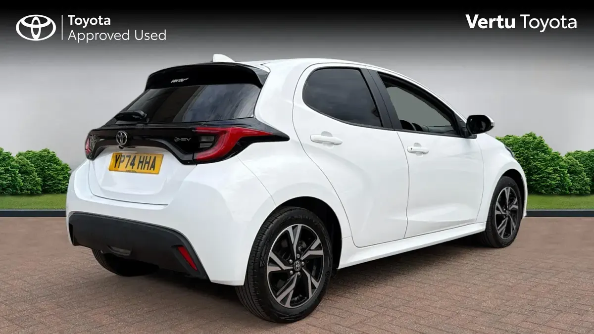 Used Toyota Yaris Design 116 HP (85 kW) 2024 Pure white (solid paint) Hatchback