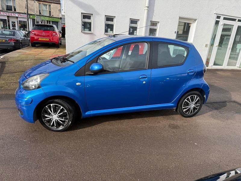 Used Toyota Aygo 68 HP (50 kW) 2011 Blue Hatchback