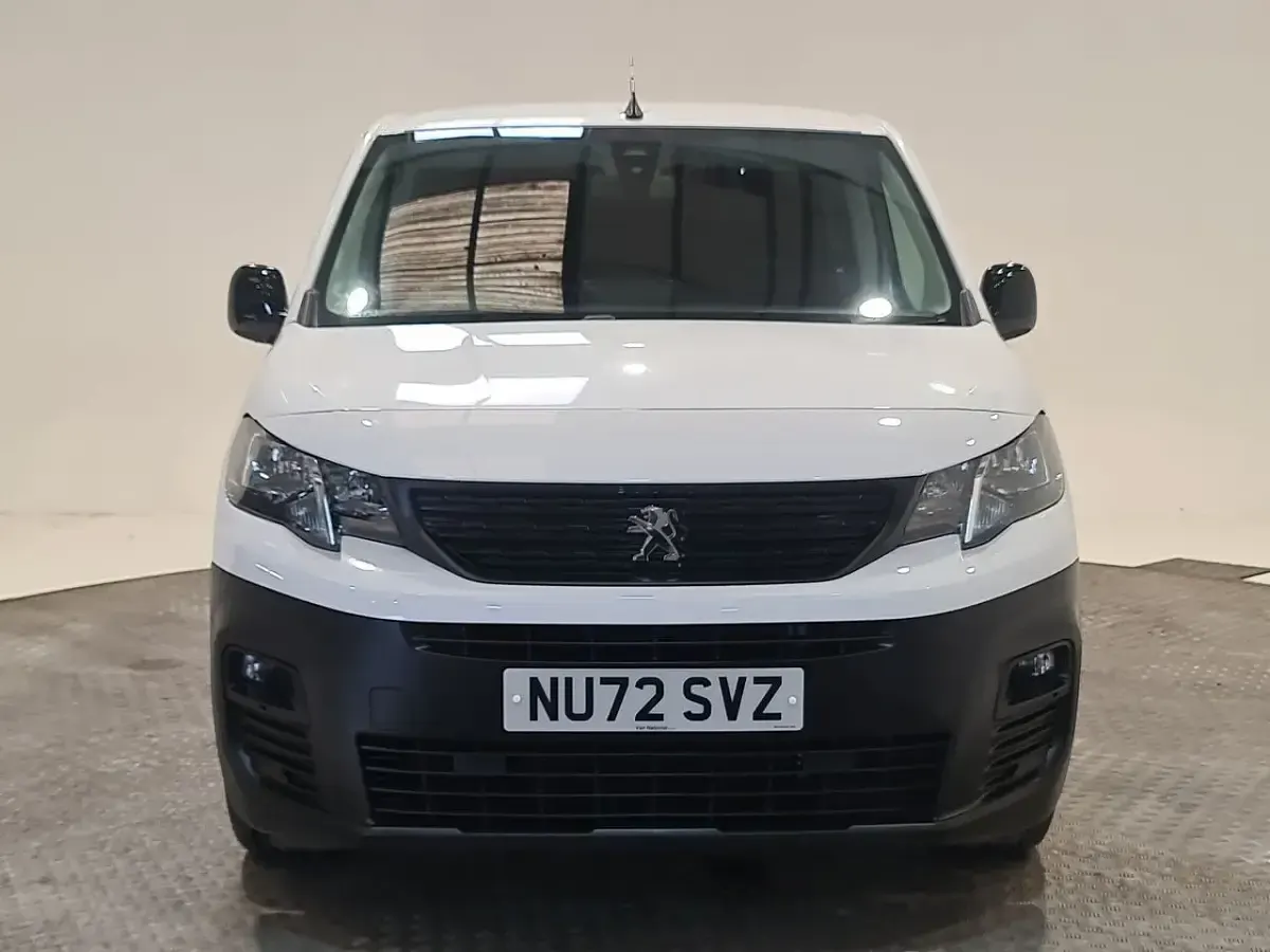 Used Peugeot Partner Premium 100 HP (73 kW) 2022 White MPV