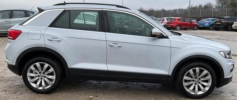 White silver Used 2018 VW T-Roc SE SUV | £10,975 (Fair price) - Image 1/4