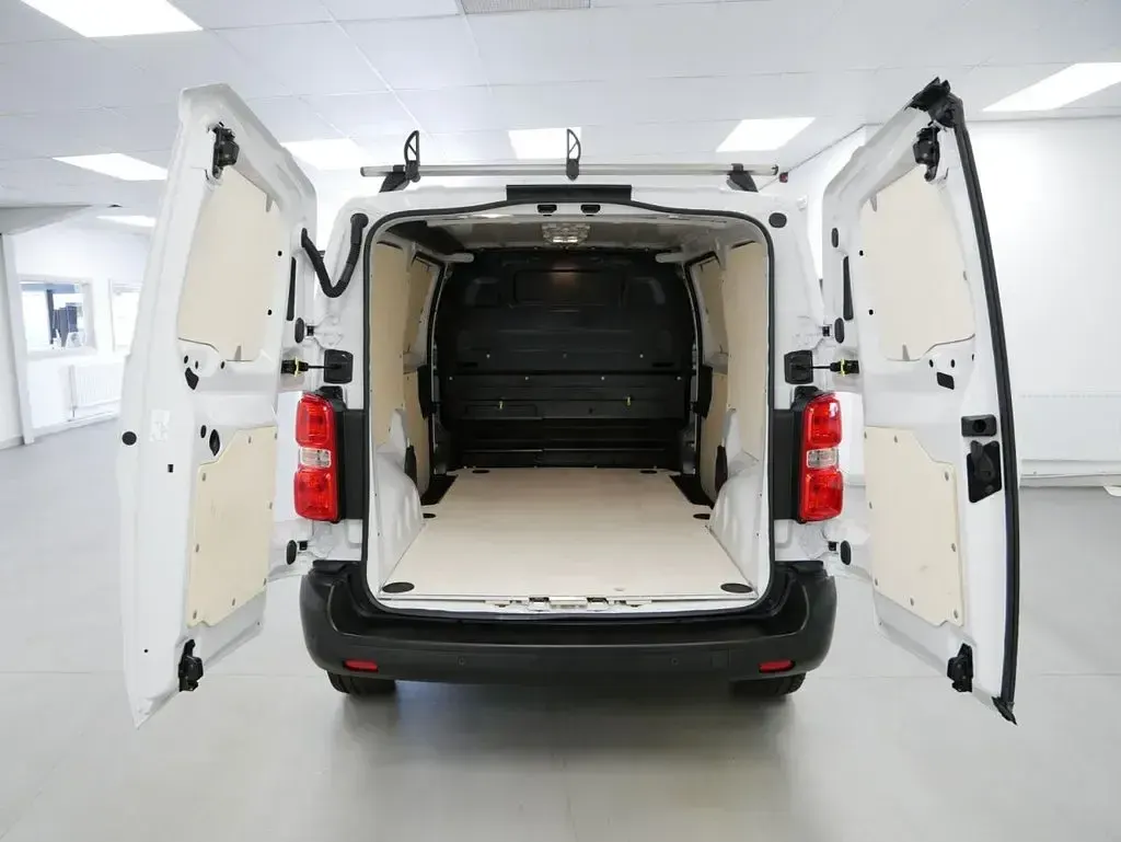 Used Toyota Proace Edition 145 HP (106 kW) 2024 White MPV
