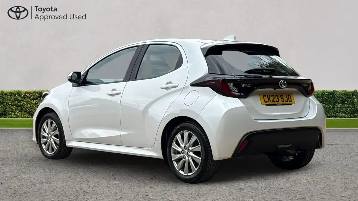 Used Toyota Yaris 116 HP (85 kW) 2023 Platinum white Hatchback