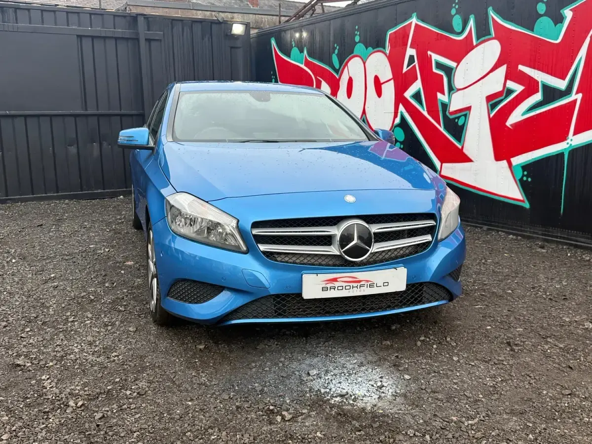 Begagnad Mercedes A180 109 HK (80 kW) 2014 Blå Halvkombi