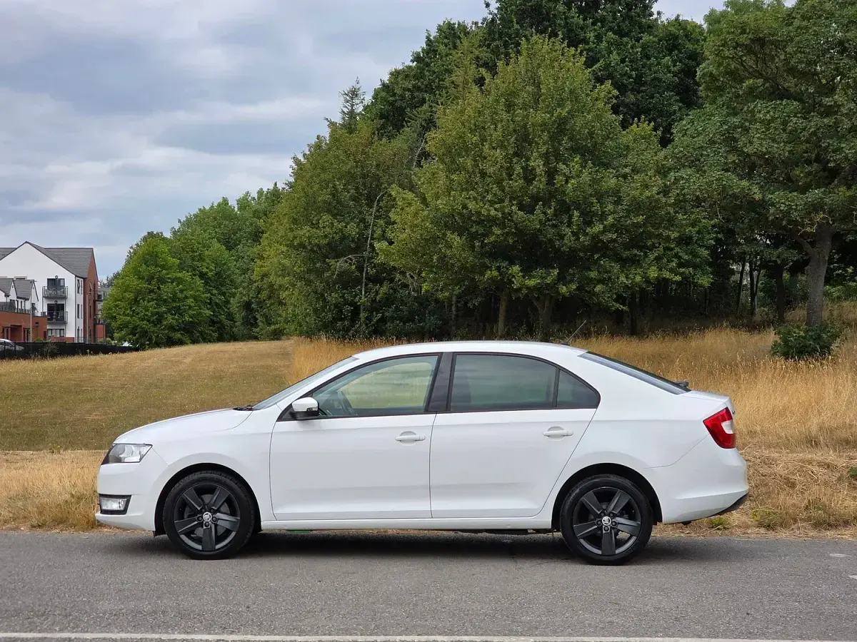 Used Skoda Rapid SE L 110 HP (80 kW) 2016 White Hatchback