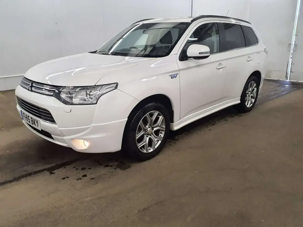 Used Mitsubishi Outlander P-HEV 2015 White Estate