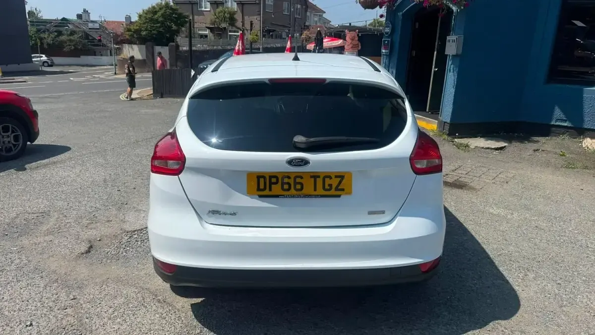 Used Ford Focus Zetec 125 HP (91 kW) 2016 White Hatchback