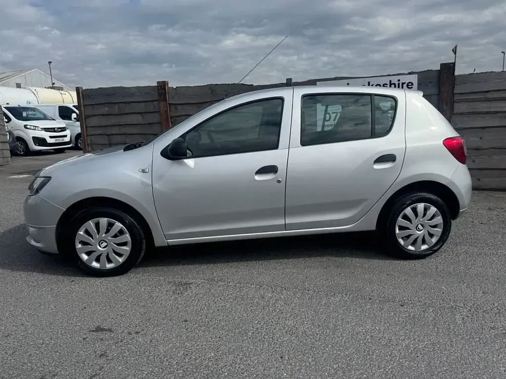 Usado Dacia Sandero Ambiance 90 CV (66 kW) 2015 Plateado Utilitario