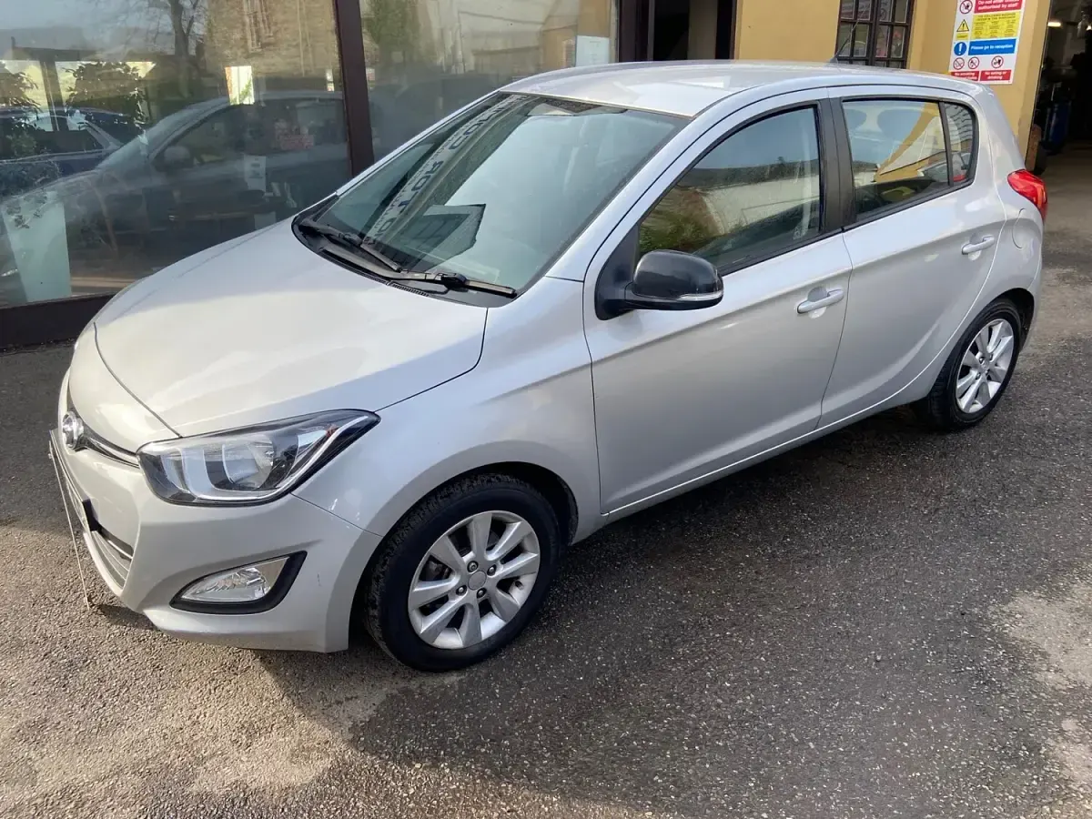 Used Hyundai i20 Active 84 HP (61 kW) 2015 Silver Hatchback