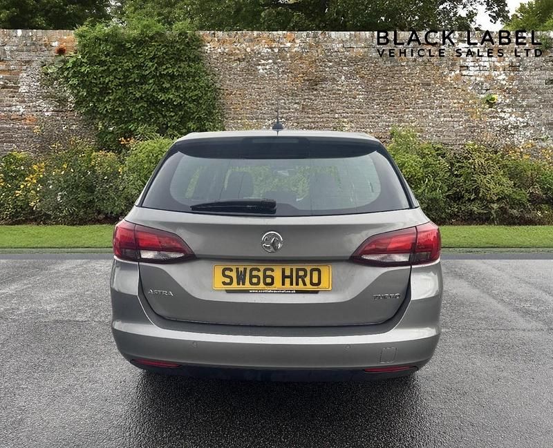Used Vauxhall Astra SRi 150 HP (110 kW) 2017 Grey Estate