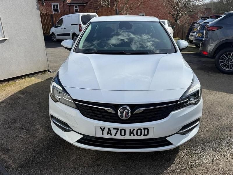 Used Vauxhall Astra SRi 110 HP (80 kW) 2021 White Hatchback