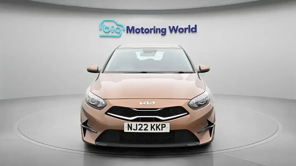 Usado Kia Ceed 118 HP (86 kW) 2022 Castanho Citadino