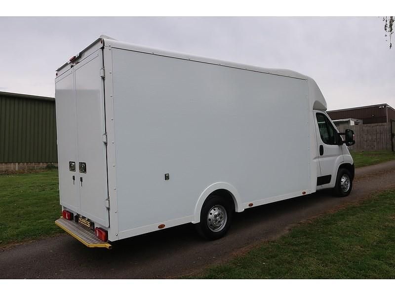 Second-hand Peugeot Boxer Premium 140 CP (102 kW) 2023 Alb Van