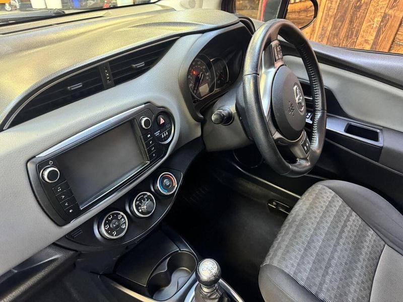 Used Toyota Yaris 99 HP (72 kW) 2016 Red Hatchback